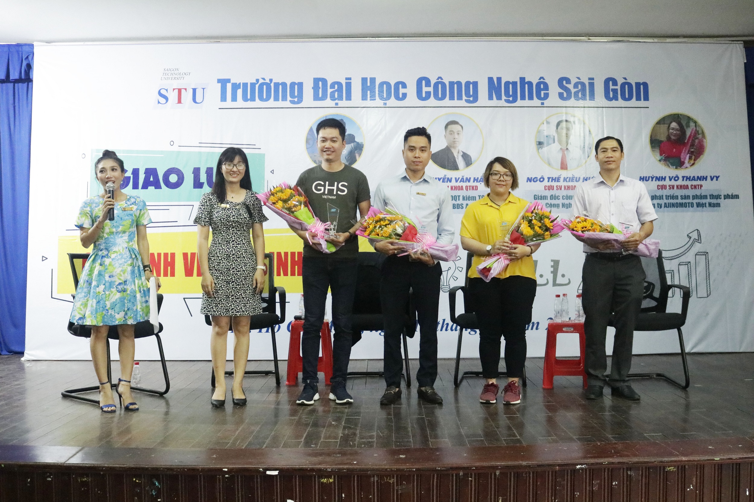 Đại diện nhà trường ThS Lê Thị Phương Hằng - Phu5trach1 phòng Công tác Sinh viên - Trunog73 Ban liên liên Cựu sinh viên trao hoa và kỷ niệm chương đến khách mời.