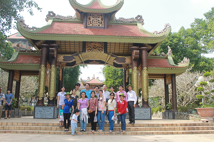 Chi Bộ Khoa Điện - Điện Tử tổ chức chuyến đi về nguồn tại địa đạo Củ Chi Chi Bộ Khoa Điện - Điện Tử tổ chức chuyến đi về nguồn tại địa đạo Củ Chi