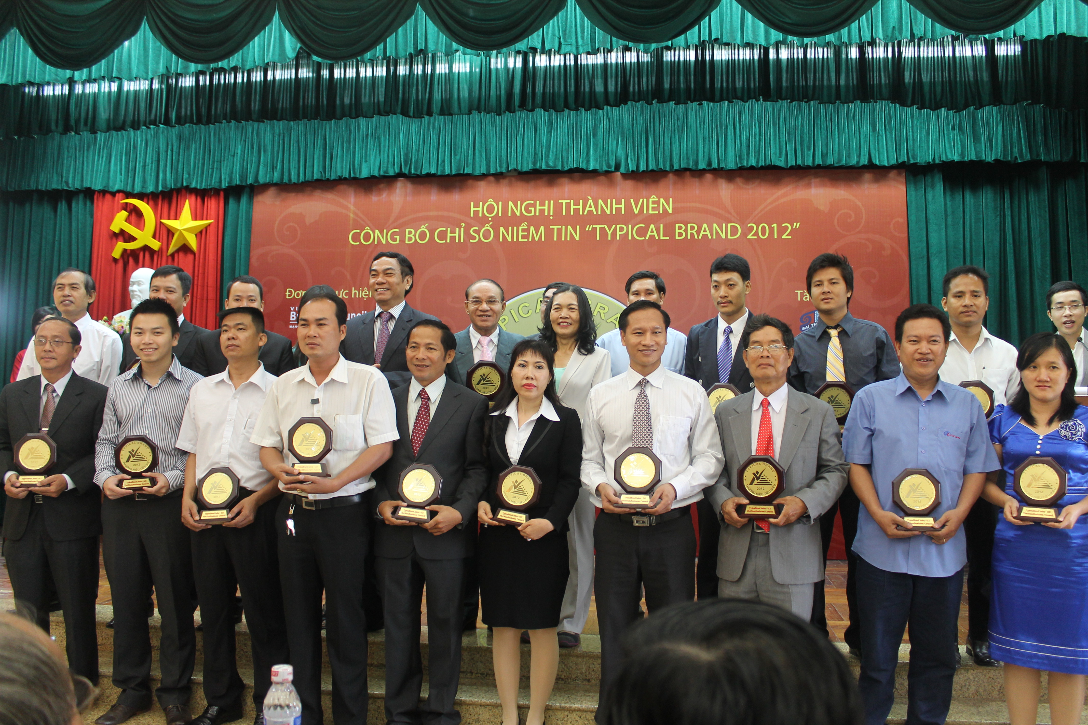 STU nhận giấy chứng nhận và biểu tượng 