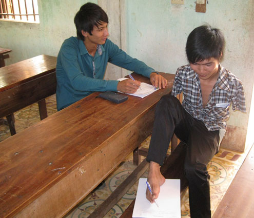 Chàng trai làm bài thi tốt nghiệp bằng chân