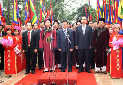 Thành Kính Dâng Hương Tưởng Nhớ Các Vua Hùng (Theo Dân Trí Online)