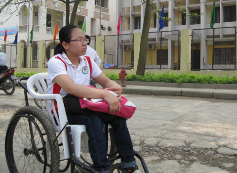 Cô sinh viên giỏi đến trường trên xe lăn