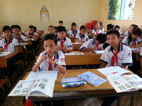 “Cậu bé không ngón tay” học giỏi, mê vẽ