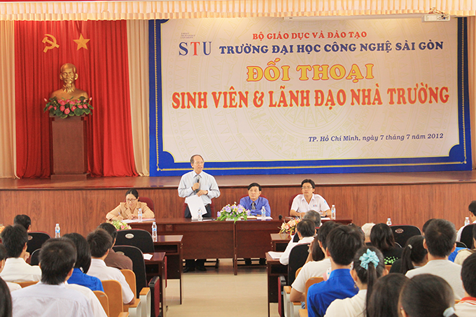 Đối thoại giữa sinh viên và lãnh đạo STU năm 2012