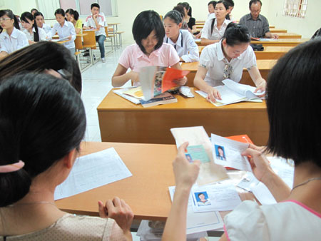 Hôm nay, thí sinh thi ĐH đợt I đến trường làm thủ tục dự thi