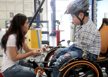 Thủ khoa xinh đẹp sáng chế xe dành cho người khuyết tật