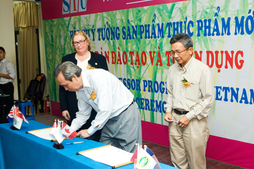 Lễ ký kết chương trình 