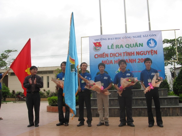 Gần 200 chiến sĩ tình nguyện trường ĐH Công Nghệ Sài Gòn ra quân chiến dịch tình nguyện Mùa hè xanh 2009