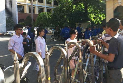 Một triệu thí sinh bắt đầu làm bài thi 'hai trong một' Một triệu thí sinh bắt đầu làm bài thi 'hai trong một'