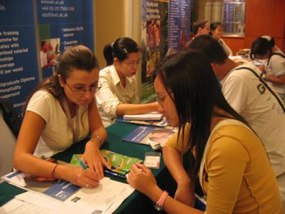 Tiền chảy sang túi thiên hạ