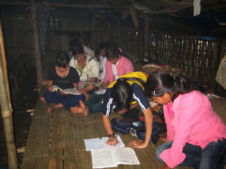 Mong manh cánh cửa vào ĐH của thí sinh huyện nghèo