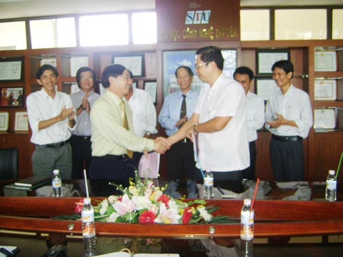 STU KÝ HỢP ĐỒNG VỚI NHÀ THẦU THI CÔNG XÂY DỰNG GIAI ĐOẠN 2