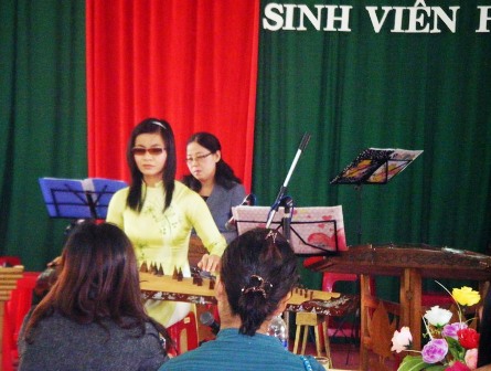 Khâm phục cô sinh viên khiếm thị có bảng điểm 8, 9 