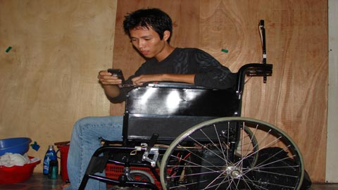 Xe lăn cho người mất cả tay, chân