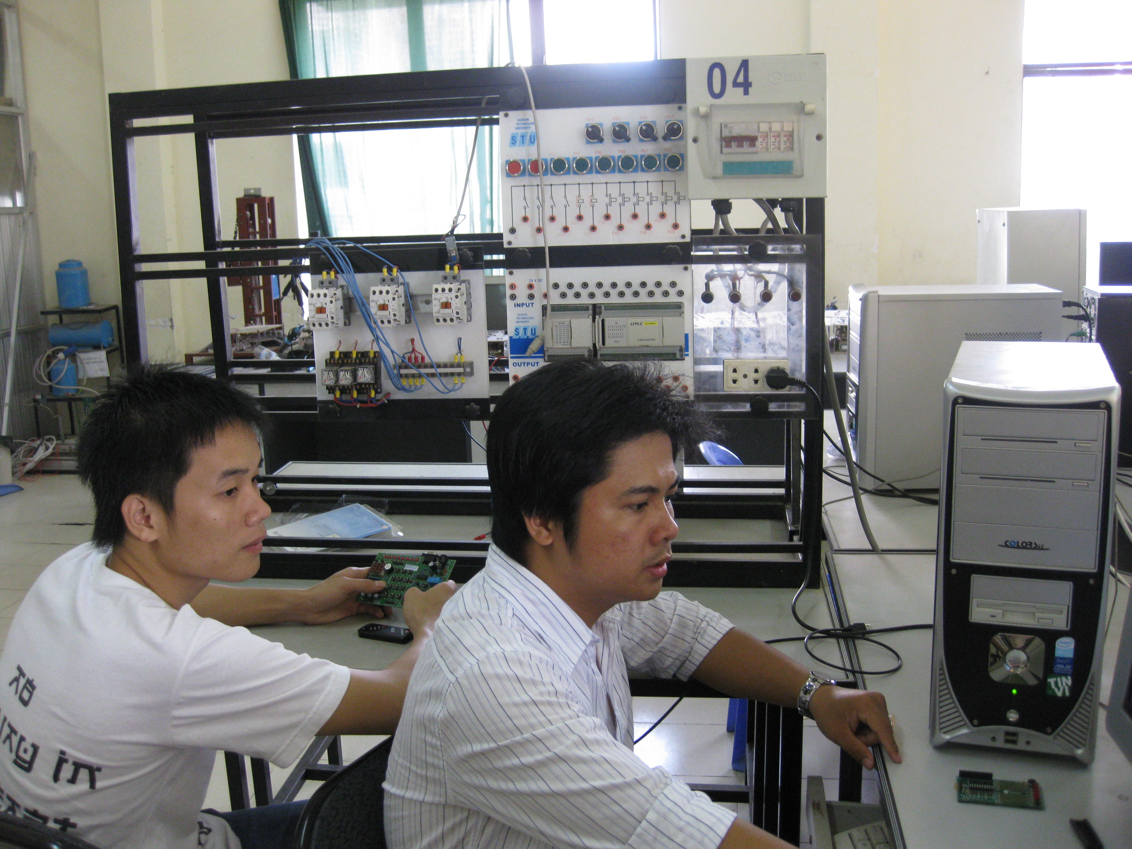 Sinh viên thực hành PLC