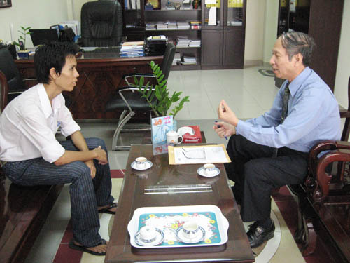 Thầy Hiệu trưởng gặp mặt, động viên và tuyên dương sinh viên Trần Ngọc Hiếu!