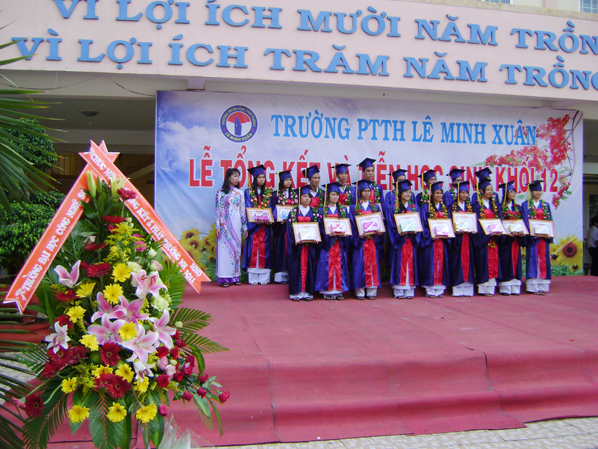 TS. Trương Quang Mùi - Chủ tịch HĐQT trao học bổng TS. Trương Quang Mùi - Chủ tịch HĐQT trao học bổng