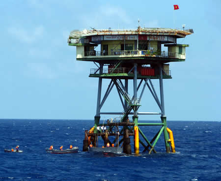 Giảng viên, CBCNV, Sinh viên ĐH Công Nghệ Sài Gòn cùng “Chung tay thắp sáng nhà giàn DK1”