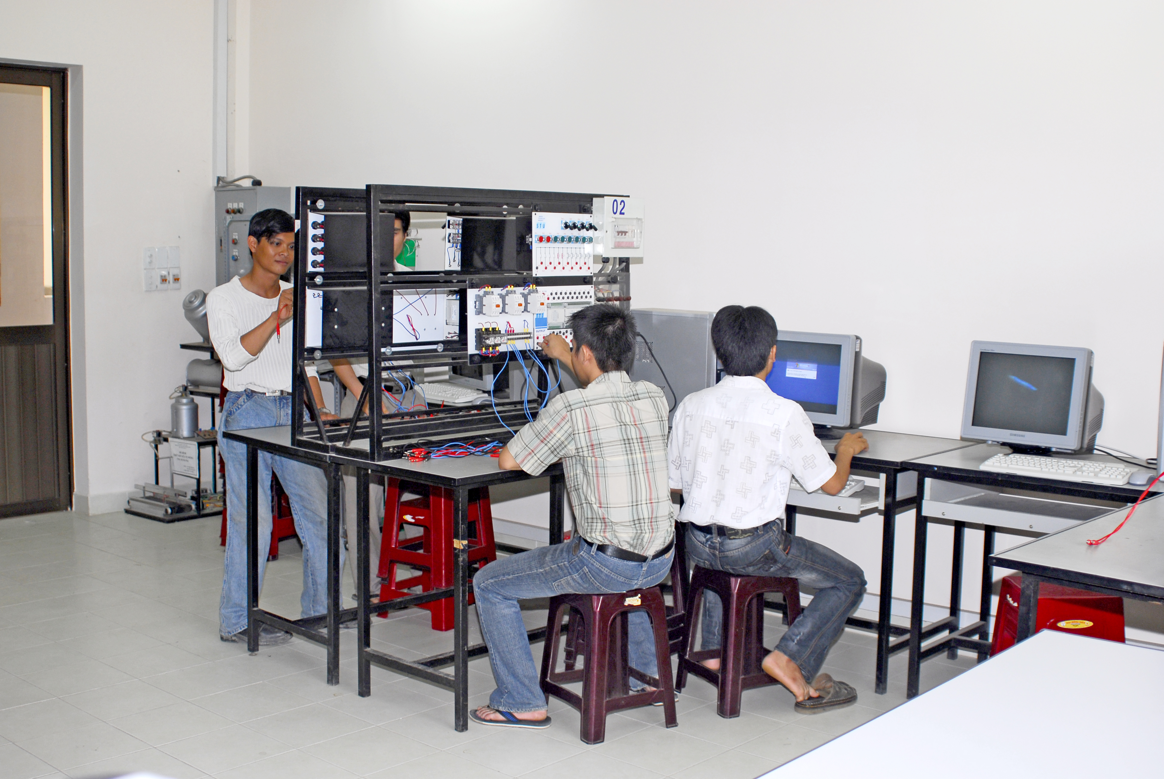 Trang Thiết bị PTN Điện tử