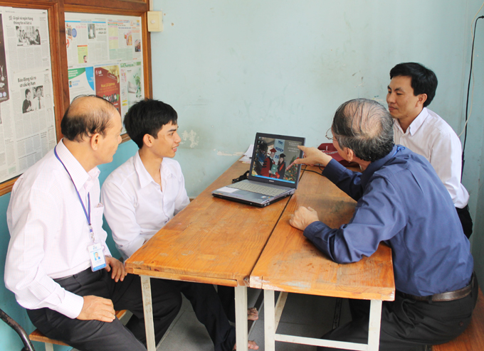 GS. TS. Đào Văn Lượng thăm và động viên sinh viên Huỳnh Duy Xuân GS. TS. Đào Văn Lượng thăm và động viên sinh viên Huỳnh Duy Xuân