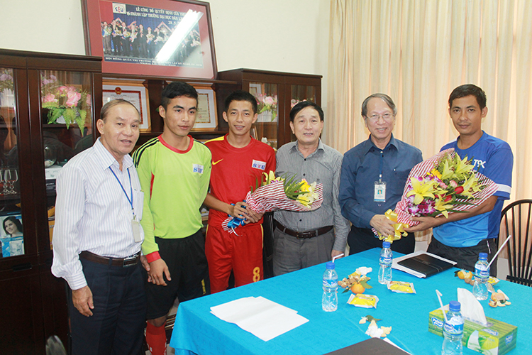 Lãnh đạo STU gặp gỡ đội bóng đá sinh viên trường