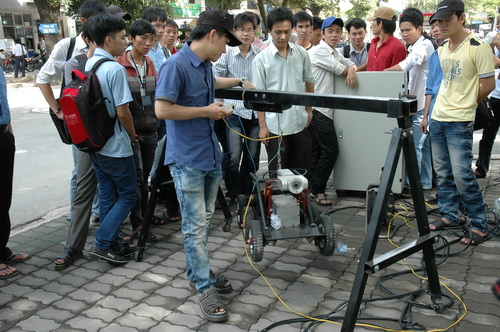 Bốn chàng sinh viên và robot 