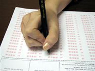 Công an tham gia giám sát xử lý bài thi trắc nghiệm