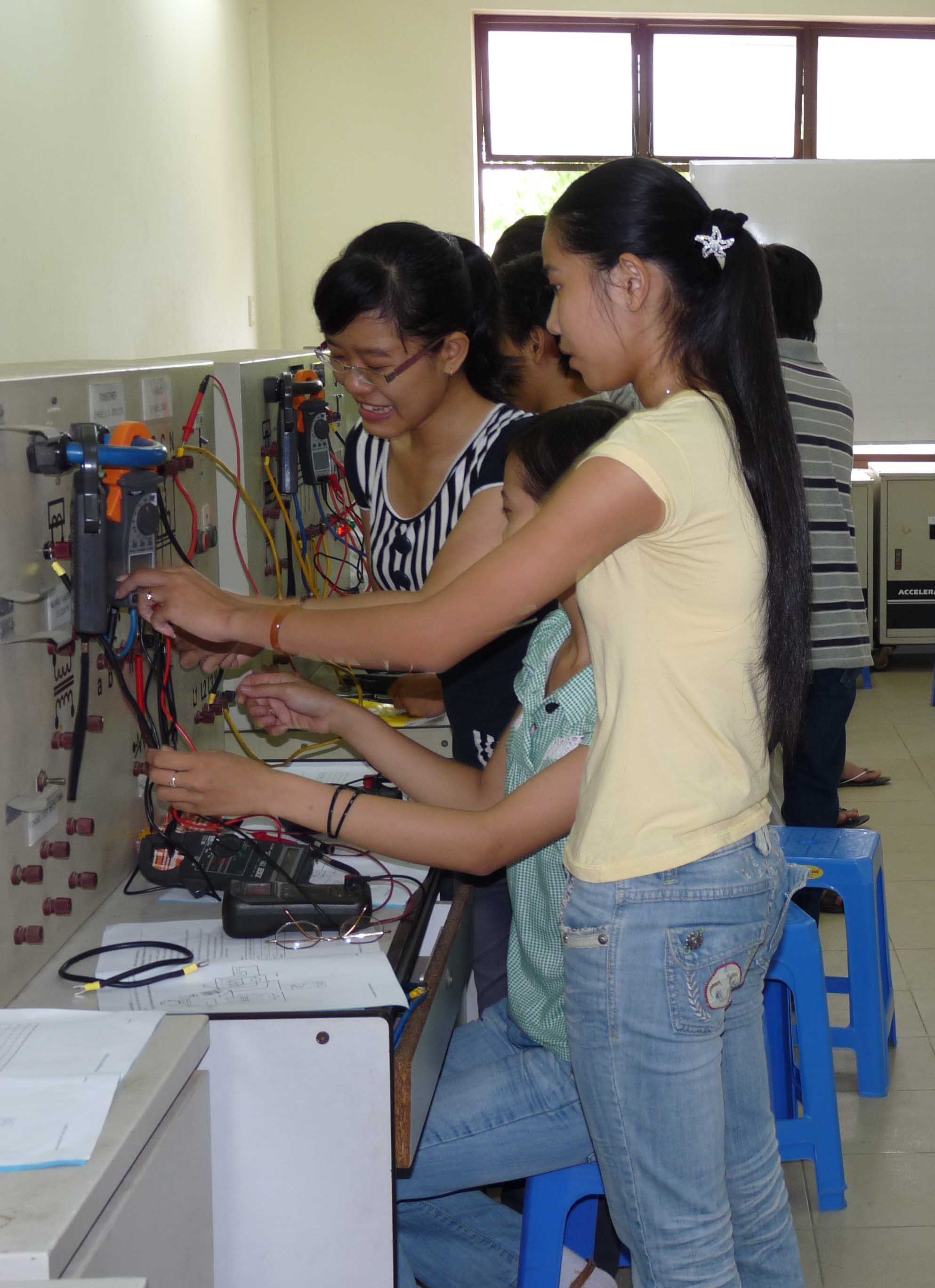 TRANG THIẾT BỊ  PTN MÁY ĐIỆN