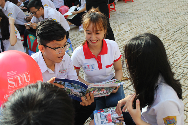 STU THAM GIA NGÀY HỘI TƯ VẤN HƯỚNG NGHIỆP, TUYỂN SINH ĐẠI HỌC, CAO ĐẲNG 2017 TẠI TRƯỜNG THPT NGUYỄN CHÍ THANH