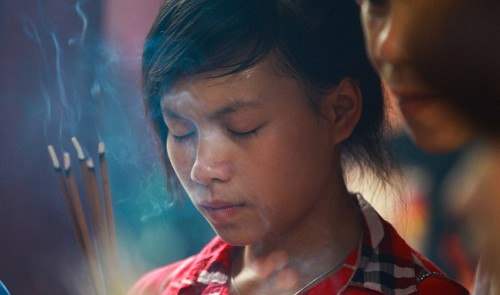 Hanoi students pray for luck prior to college exams