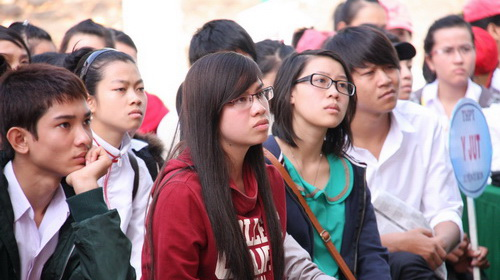 Khối C: xem thời sự, đọc báo để cập nhật thông tin