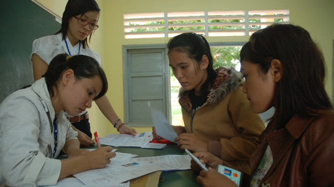 Hạ điểm chuẩn để cứu trường tư?