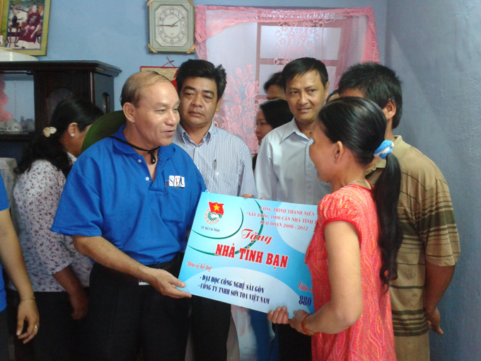 Đảng ủy – Ban Giám hiệu nhà trường dự trao Nhà tình bạn và thăm Chiến sĩ mùa hè xanh 2012