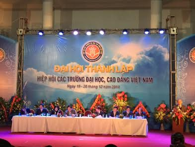 'Không nên cho rằng đã dư thừa cử nhân' 'Không nên cho rằng đã dư thừa cử nhân'