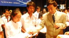 French professor awards scholarships to 450 Vietnam students