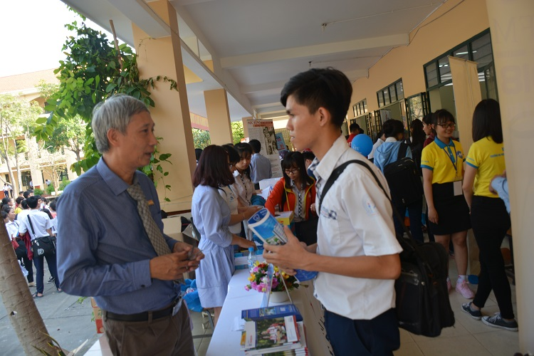 Stu tham gia ngày hội tư vấn hướng nghiệp, tư vấn tuyển sinh đại học, cao đẳng 2018 tại trường THPT Bình Chánh