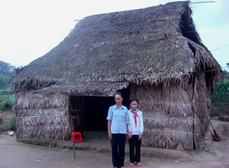 Rơi nước mắt chuyện cô bé lớp 8 bán tóc mua thuốc cho mẹ