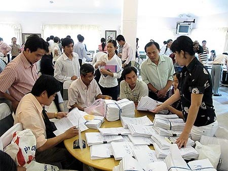 Bàn giao hồ sơ đăng ký dự thi ĐH, CĐ