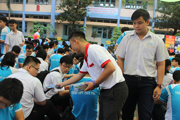 STU THAM GIA NGÀY HỘI TƯ VẤN HƯỚNG NGHIỆP, TƯ VẤN TUYỂN SINH ĐẠI HỌC, CAO ĐẲNG 2017 TẠI TRƯỜNG THPT TRẦN PHÚ