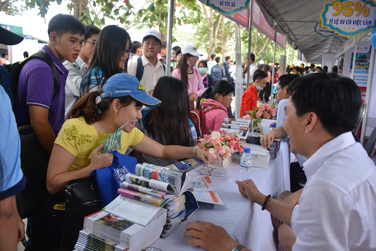 STU thu hút nhiều học sinh trong ngày hội Tư vấn tuyển sinh tại ĐH Cần Thơ