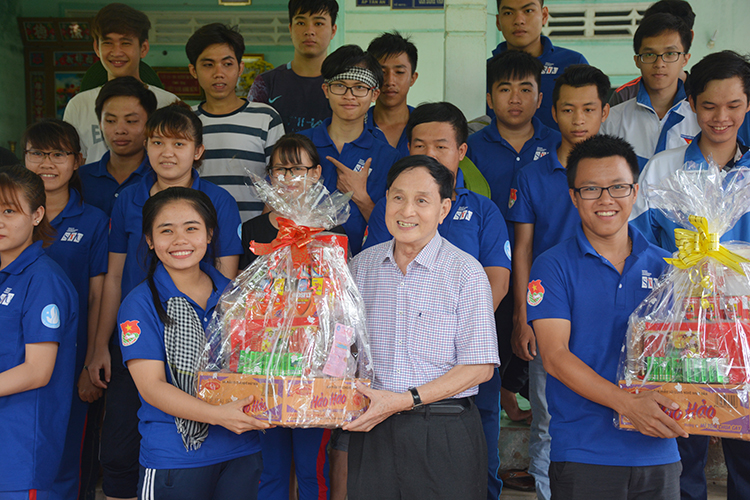 TS. Trương Quang Mùi thăm chiến sĩ tình nguyện mùa hè xanh tại mặt trận Vĩnh Long