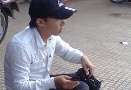 Lòng tự trọng của một sinh viên đánh giày vỉa hè