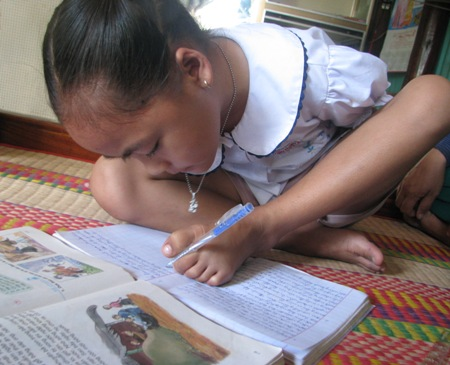 Nghị lực của cô bé có đôi tay 