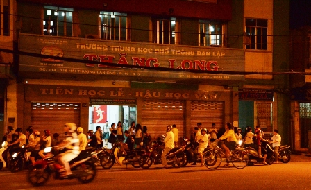 Ôn thi tốt nghiệp THPT: Tan học lúc 10 giờ đêm