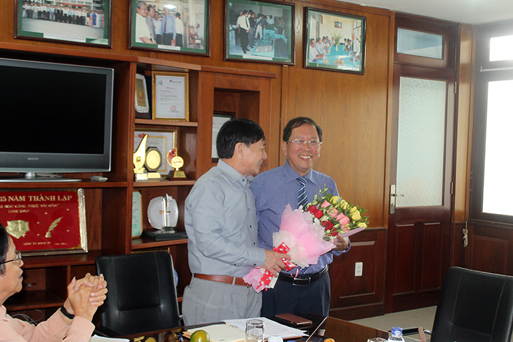 HĐQT chúc mừng tân Phó Giáo sư Cao Hào Thi