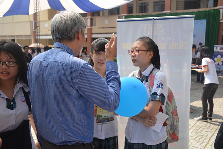 STU THAM GIA NGÀY HỘI TƯ VẤN HƯỚNG NGHIỆP, TƯ VẤN TUYỂN SINH ĐẠI HỌC, CAO ĐẲNG 2017 TẠI TRƯỜNG THPT PHAN ĐĂNG LƯU