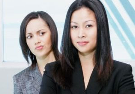 Đối phó với đồng nghiệp hay đố kỵ bằng cách nào?