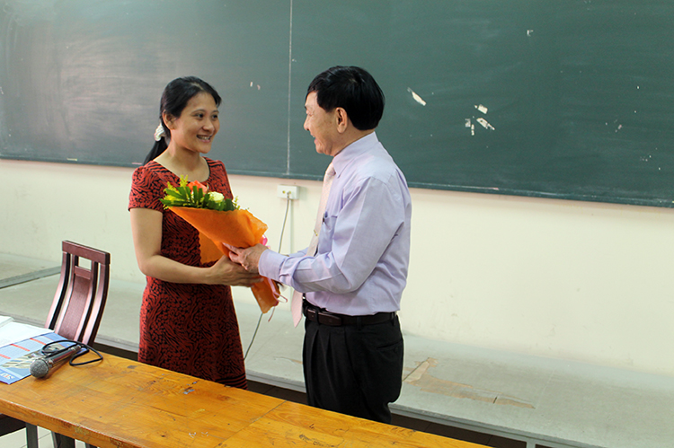 TS. Trương Quang Mùi tặng hoa chúc mừng các nữ giảng viên nhân ngày 8/3