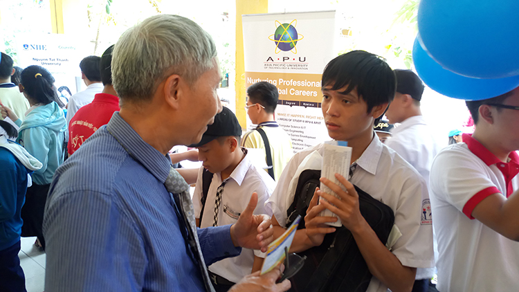 STU THAM GIA NGÀY HỘI TƯ VẤN HƯỚNG NGHIỆP, TƯ VẤN TUYỂN SINH ĐẠI HỌC, CAO ĐẲNG 2017 TẠI TRƯỜNG THPT BÌNH CHÁNH