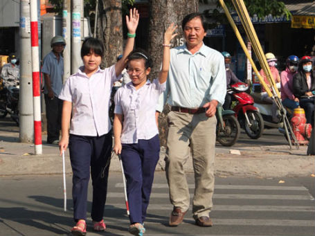 Người “dẫn đường” cho trò khiếm thị